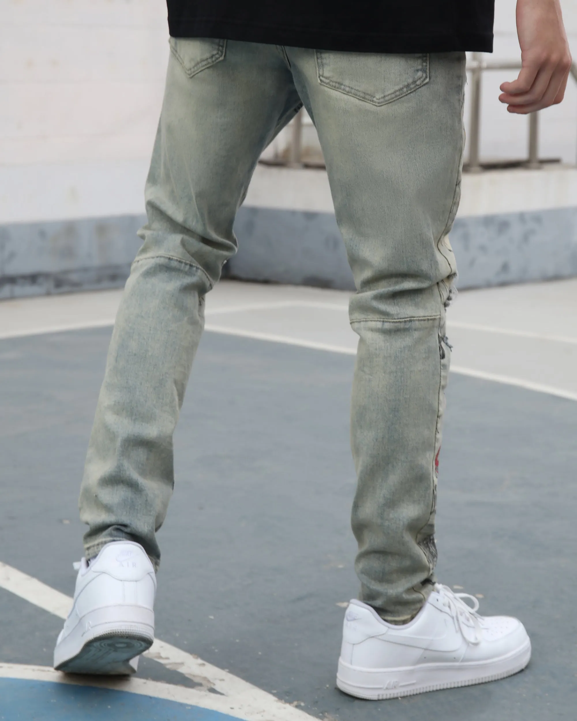 Detailing Graffiti Ripped Blue Washed Jeans