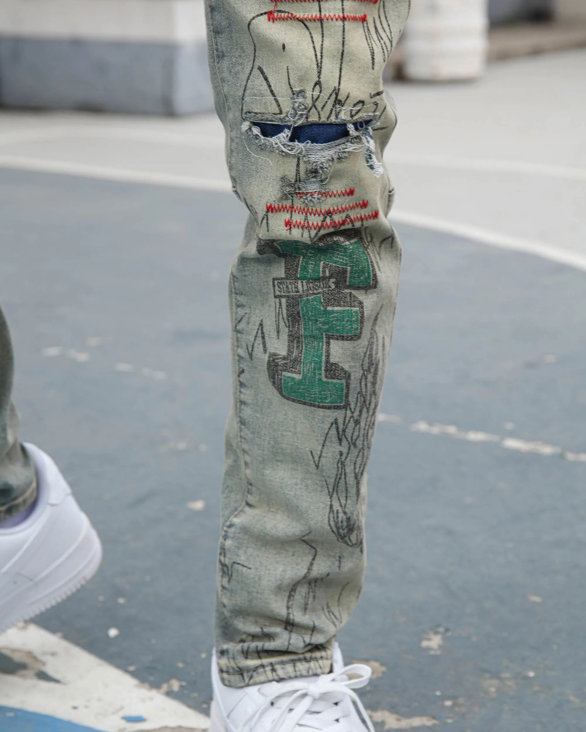 Detailing Graffiti Ripped Blue Washed Jeans