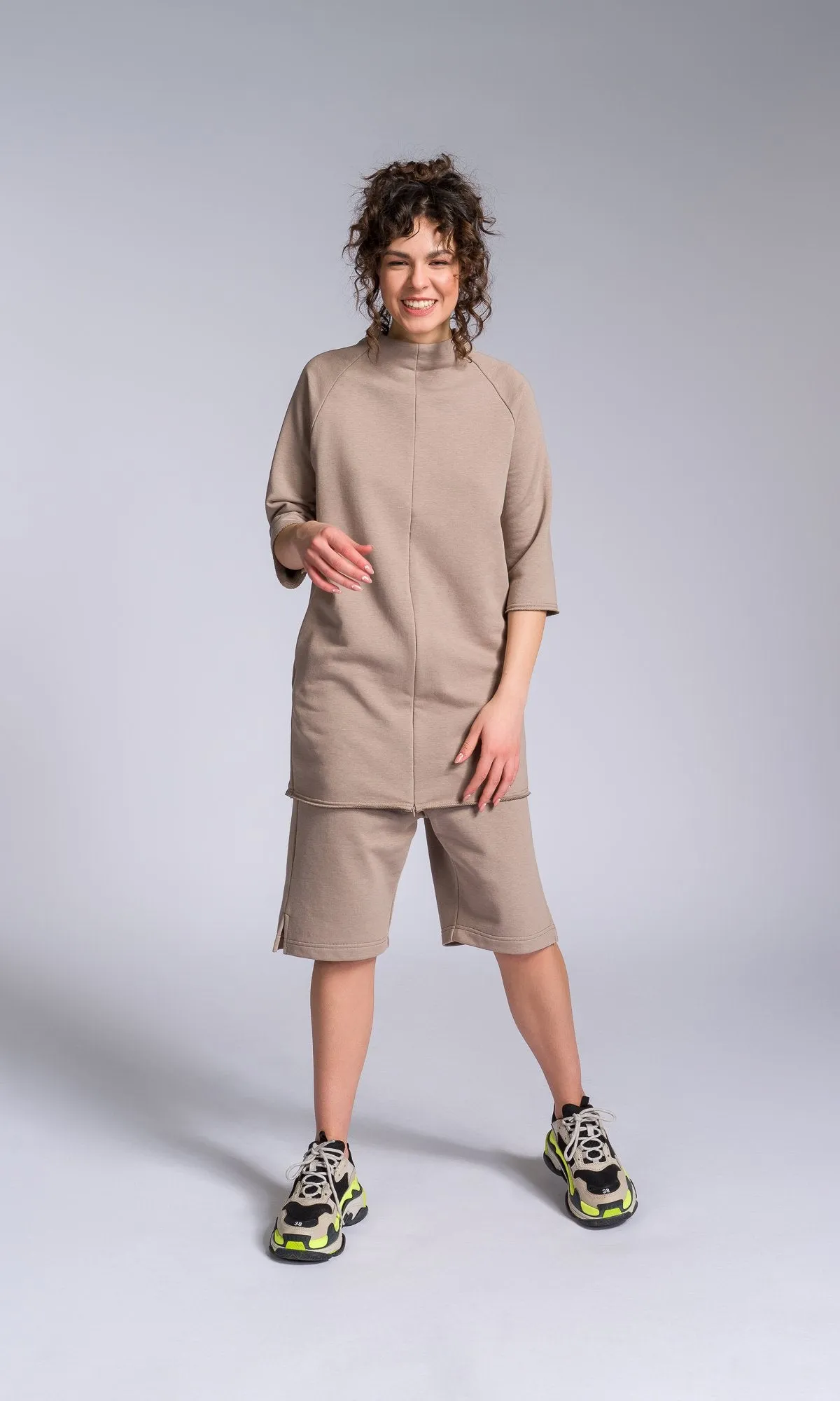 Two-piece Set of Tunic Sweatshirt with Zipper Slits and Cotton Shorts