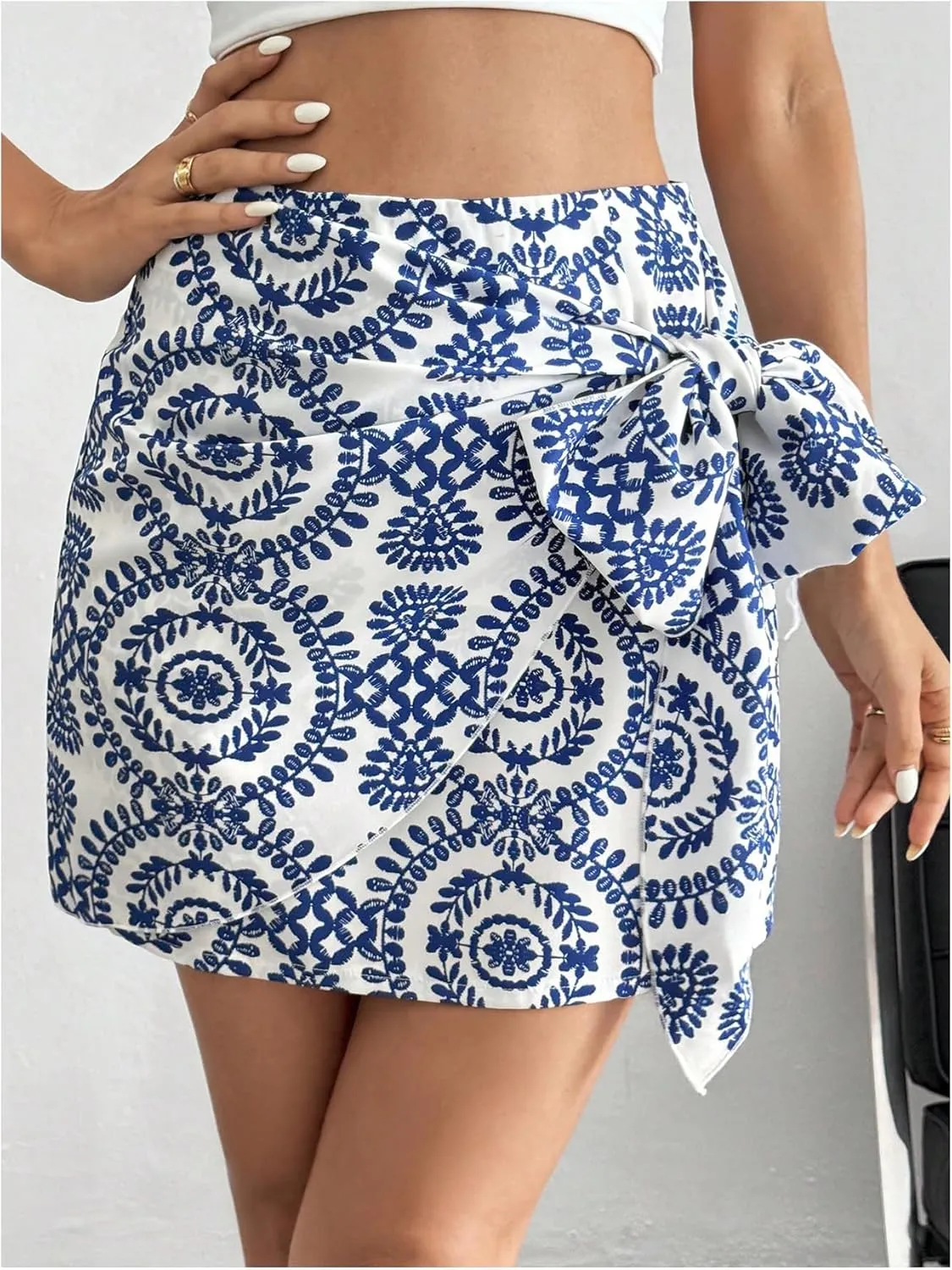 WDIRARA Women's Allover Print Knot Side High Waist Wrap Skirt Zipper Back Boho Mini Skirt